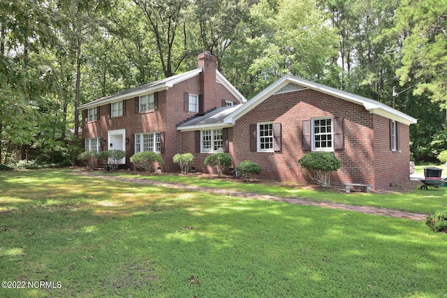 view of front of house with a front lawn