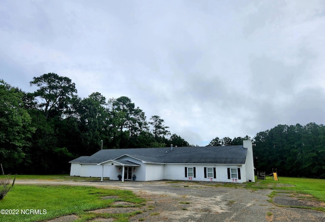 view of front of house with a front lawn