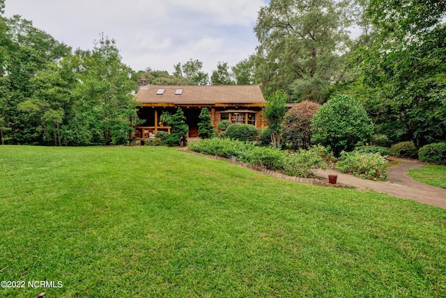 log cabin featuring a front yard