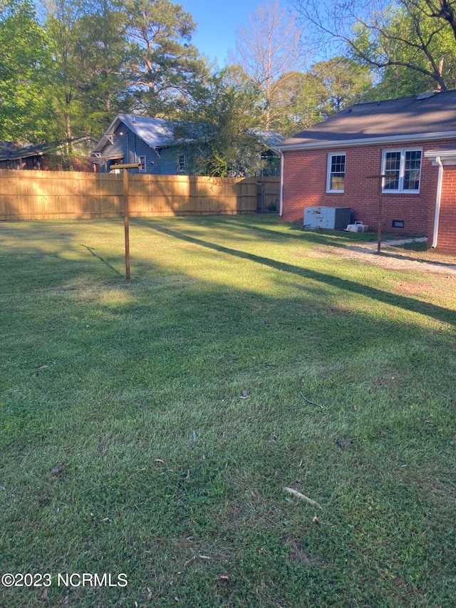 view of yard featuring fence