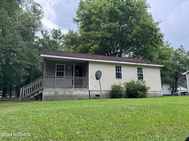 view of front of house featuring a front lawn and covered porch