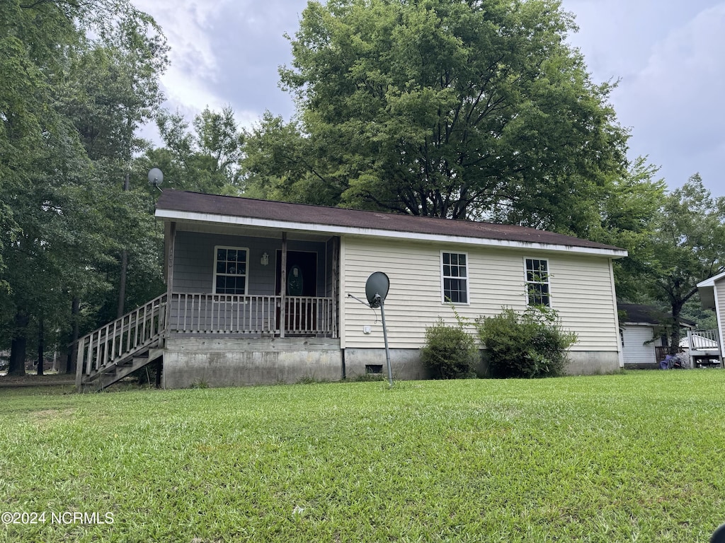 view of front facade featuring a porch and a front yard