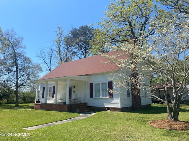 view of front of property with a porch and a front yard