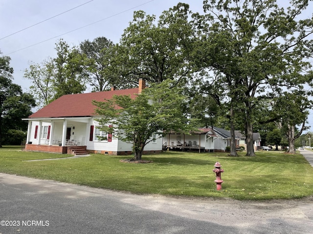 view of front facade featuring covered porch and a front lawn