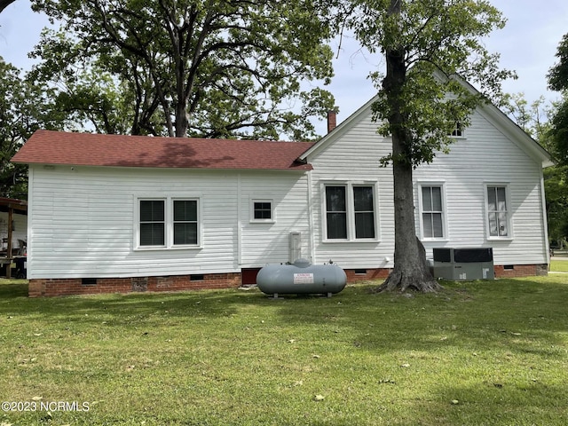 back of house with a lawn