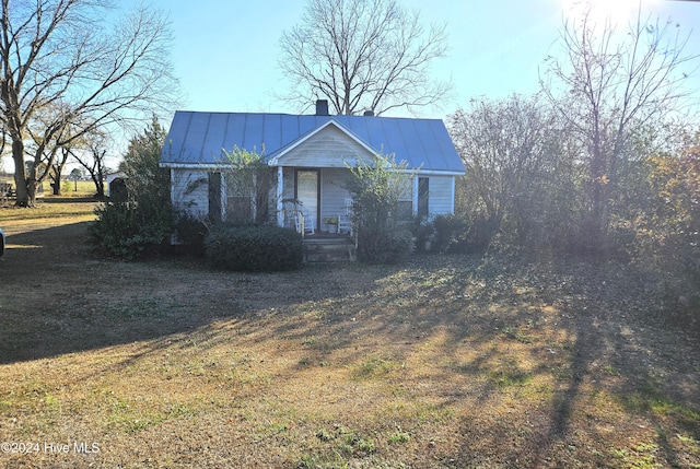 view of front of property with a front yard