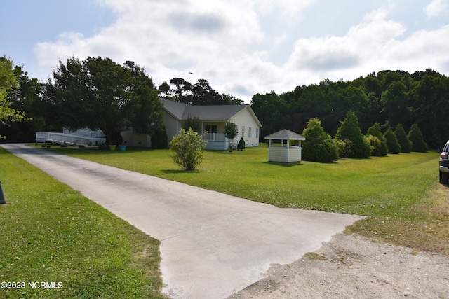 view of front facade featuring a front lawn