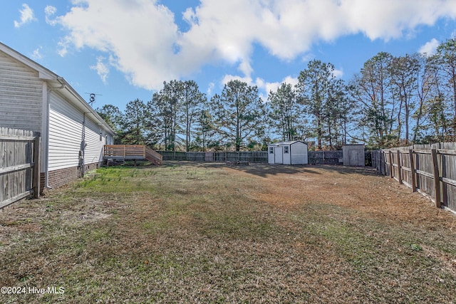 view of yard featuring a storage shed