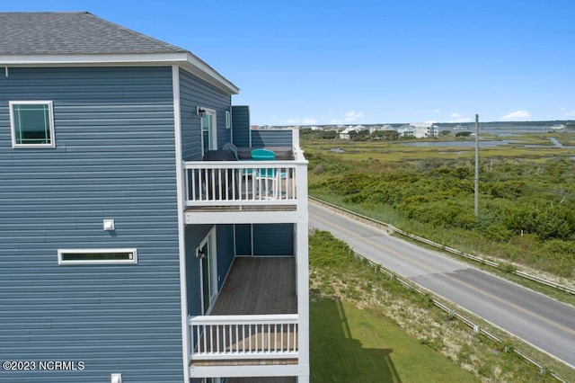 exterior space featuring a balcony