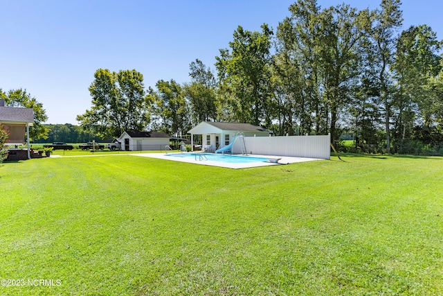 view of yard featuring a fenced in pool