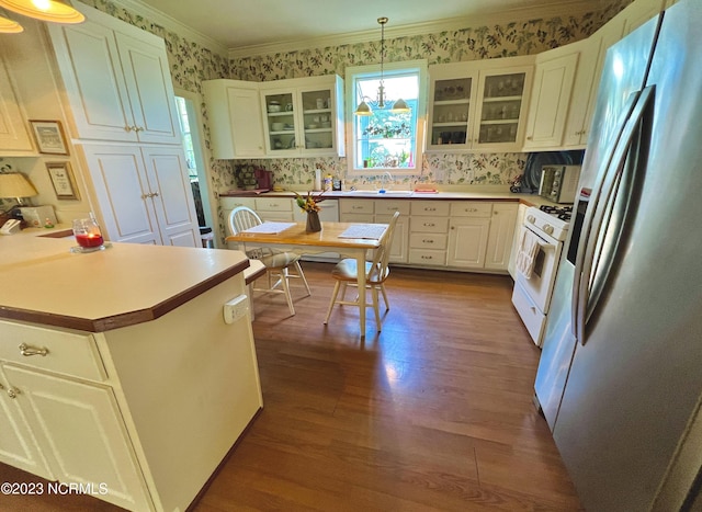 kitchen with pendant lighting, tasteful backsplash, stainless steel appliances, and dark wood-type flooring