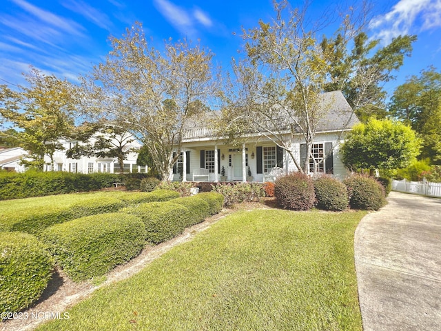 view of front of home featuring a front lawn