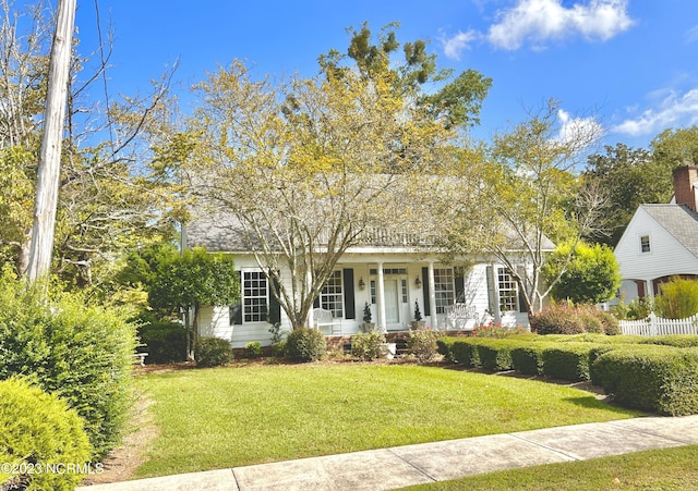 view of front facade with covered porch and a front yard