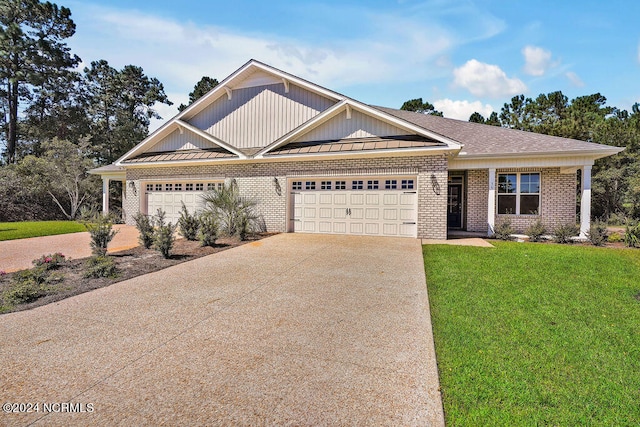 craftsman-style house featuring a front yard