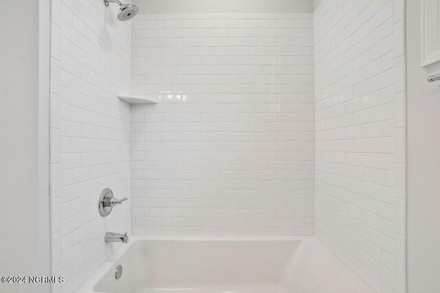 bathroom with tiled shower / bath