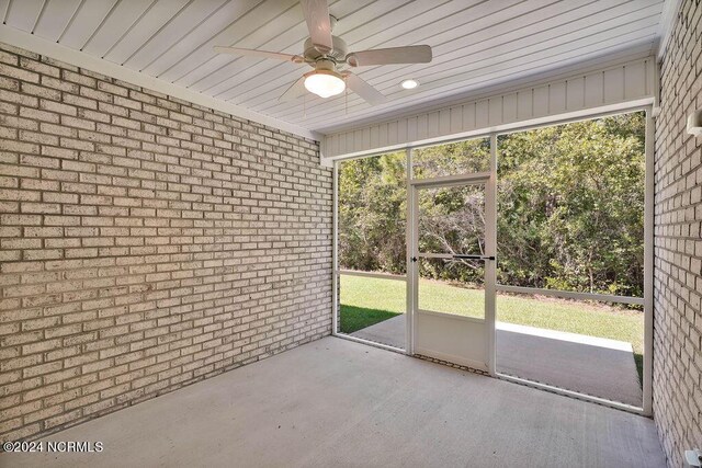 unfurnished sunroom with plenty of natural light and ceiling fan