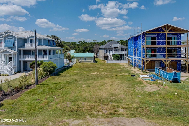 view of yard with a balcony