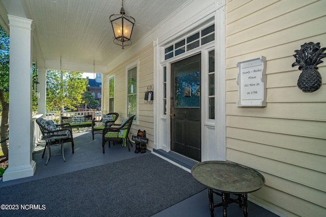 property entrance featuring covered porch