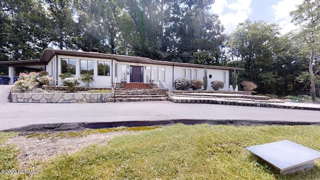 view of front facade featuring a front yard