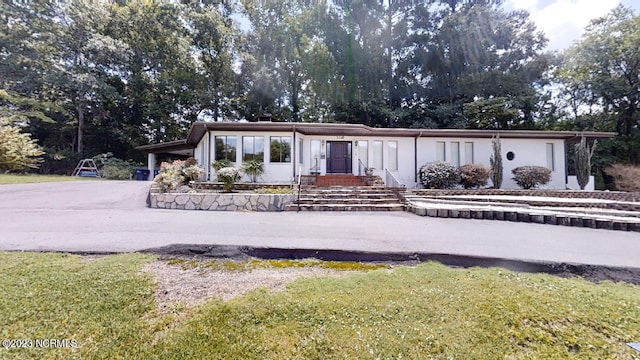 view of front facade with a front lawn