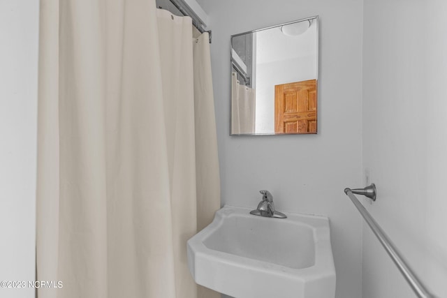 bathroom featuring sink