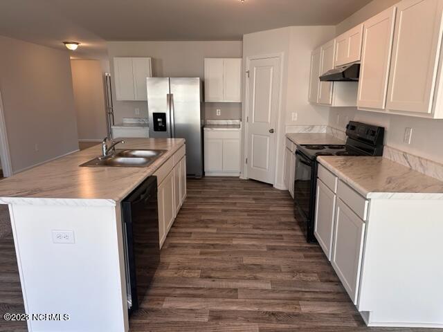 kitchen featuring a center island with sink, dark hardwood / wood-style flooring, black appliances, and sink