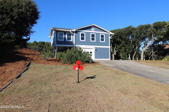 view of front of home featuring a front yard and a garage