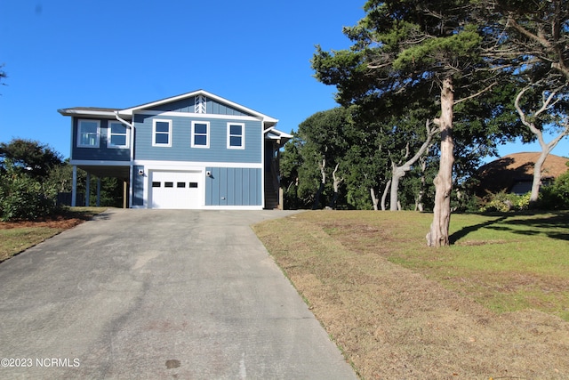 view of front of house featuring a carport, a garage, and a front yard