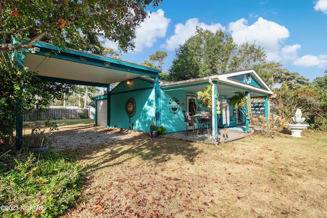 view of front of home featuring a front yard, a patio, and fence