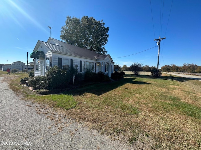 view of front facade featuring a front yard