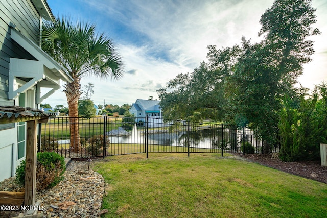 view of yard featuring a water view