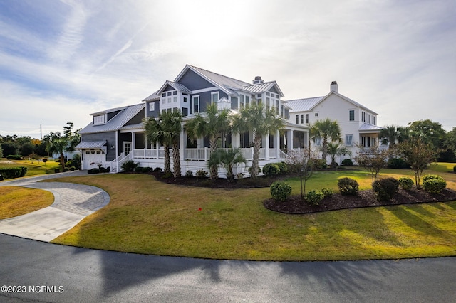 view of front of property featuring a front yard and covered porch