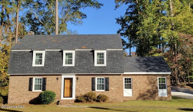 view of front of home featuring a front yard