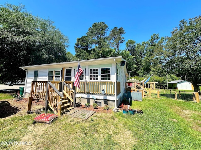 view of front facade featuring a front yard