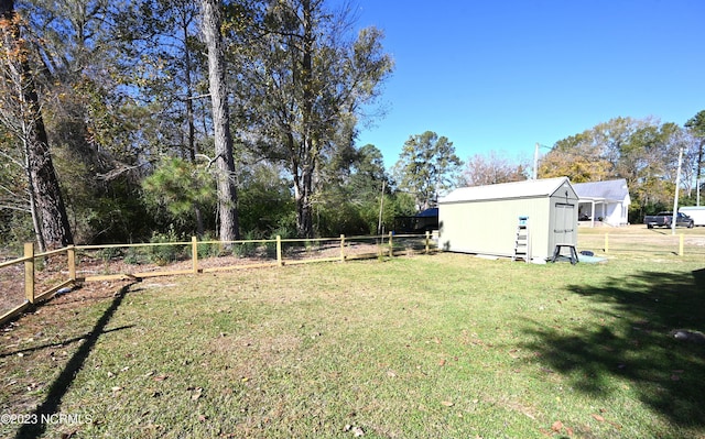 view of yard featuring an outdoor structure