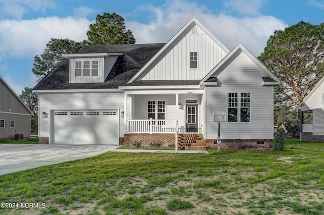 view of front of property featuring a front yard and a porch