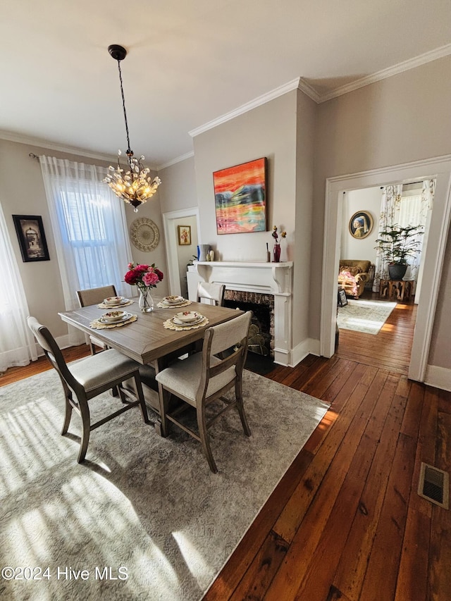 dining area with a notable chandelier, dark hardwood / wood-style floors, and crown molding