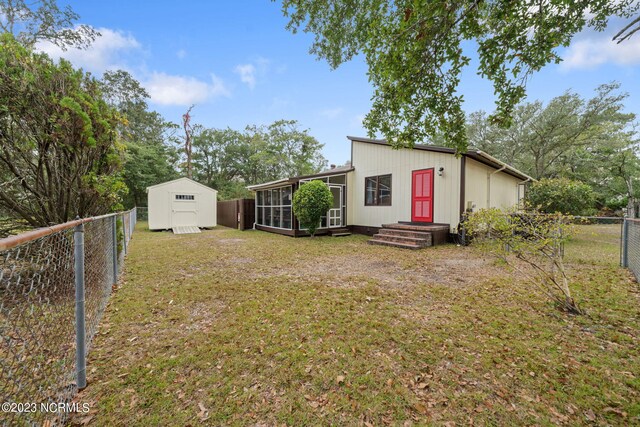 view of yard featuring a storage shed