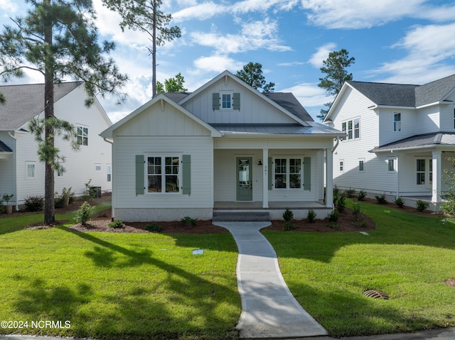 view of front facade featuring covered porch and a front lawn