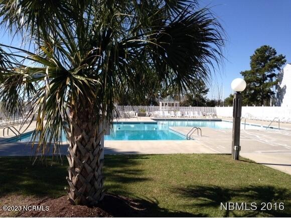 view of swimming pool featuring a lawn