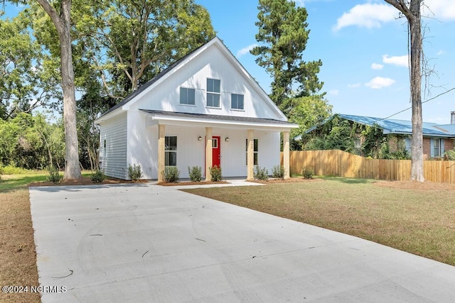 view of front of house with covered porch and a front lawn