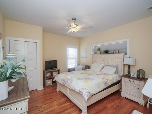 bedroom featuring light wood-type flooring, visible vents, and a ceiling fan