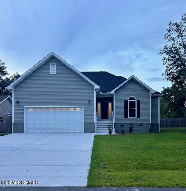 view of front of home featuring a front yard and a garage