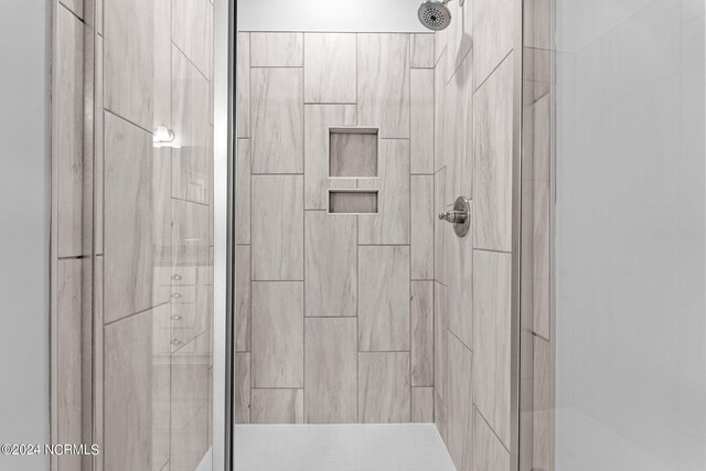 bathroom featuring a tile shower