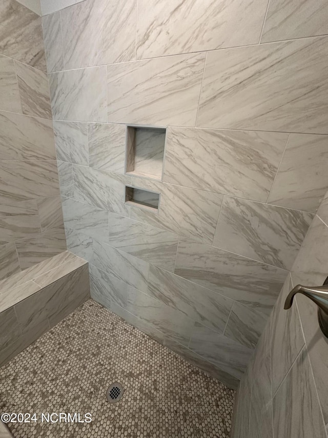 full bathroom featuring a tile shower