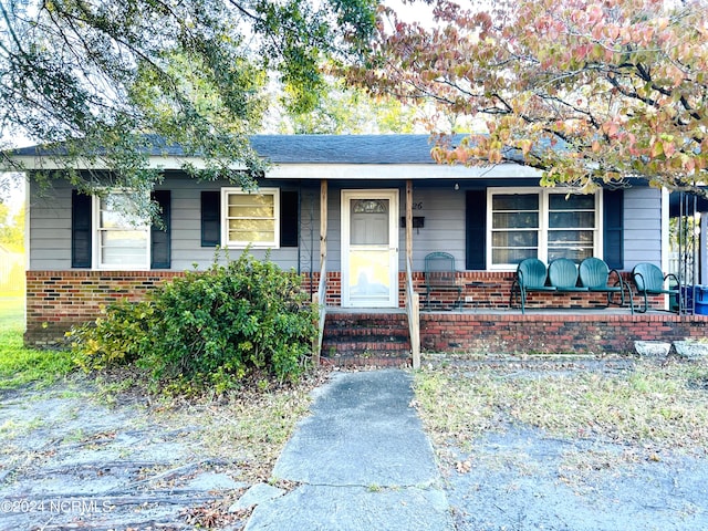 ranch-style house with covered porch