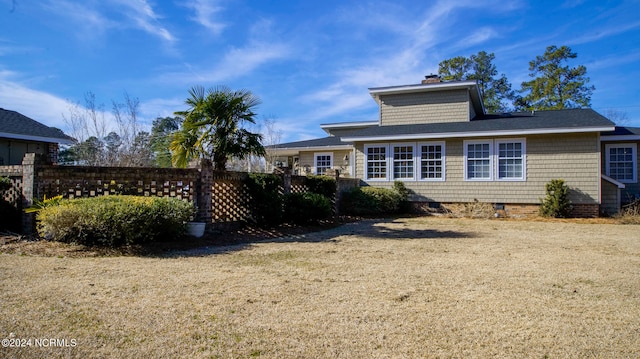 view of front of house featuring a front lawn