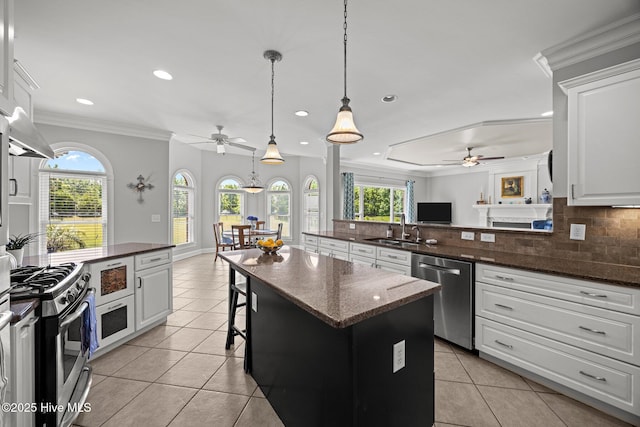 4441 Lagan Cir, Winterville, NC 28590 - kitchen featuring a ceiling fan, appliances with stainless steel finishes, a sink, light tile patterned floors, and crown molding