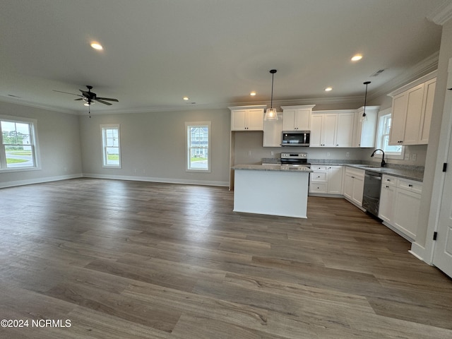 401 Bay Harbor Ct, Hubert, NC 28539 - kitchen featuring baseboards, a sink, open floor plan, crown molding, and stainless steel appliances