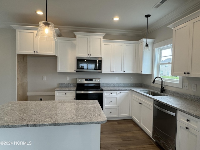 401 Bay Harbor Ct, Hubert, NC 28539 - kitchen featuring crown molding, appliances with stainless steel finishes, white cabinetry, and a sink